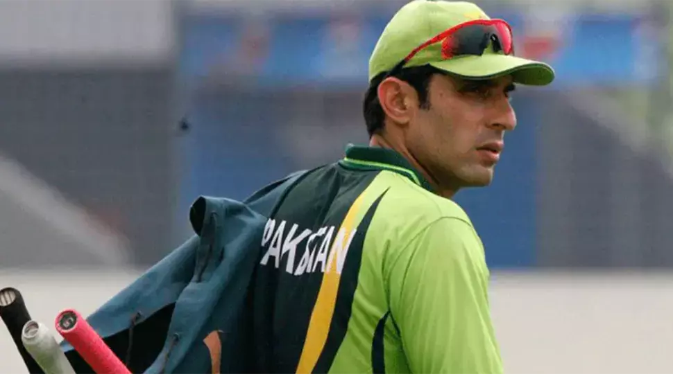 Make bowlers wear masks to stop them from using saliva 'instinctively': Misbah-ul-Haq tells ICC