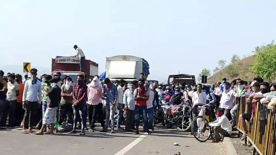 Migrant workers stranded at Mumbai-Barwani stretch of National Highway 3 near Sendhwa as they were stopped by the police at state border after they were trying to enter into the state from Maharashtra, April 30, 2019.