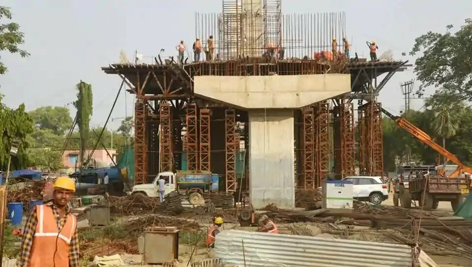 Labourers seen at a construction site near R-Block flyover, during ongoing Covid-19 lockdown in Patna on Thursday.