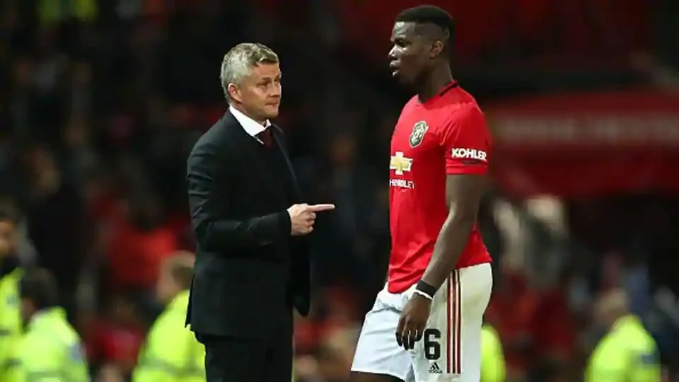 Ole Gunnar Solskjaer, manager of Manchester United, speaks to Paul Pogba of Manchester United before the penalty shoot out during the Carabao Cup Third Round match.