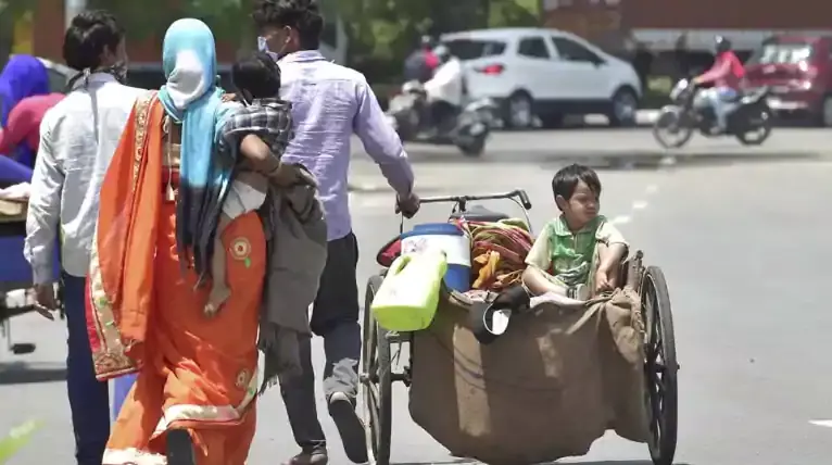 Supreme Court directs Centre, state governments to transport migrant workers back to home states in 15 days